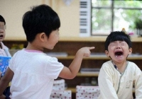 Nhắn 1 tin 'thảo mai' vào nhóm lớp chung, ông bố thông minh giúp con gái xoay chuyển tình thế, đi học không bao giờ lo bị thiệt thòi