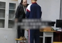 Nam sinh bị cô giáo mắng nhưng cả lớp không nhịn nổi cười: Nhìn thứ cô giáo đang giẫm lên, khó lòng nghiêm túc nổi!