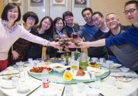 'Trong buổi họp lớp, tôi bị bạn bè cười nhạo lương thấp, đến khi con trai tôi đến đón, ai nấy yên lặng xấu hổ'