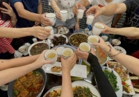 Buổi họp lớp 'tan đàn xẻ nghé' vì đề xuất chia tiền... độc lạ của lớp trưởng: 2/3 lớp hí hửng, số còn lại ấm ức nhất quyết không đi
