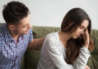 Chồng đi gặp bạn cũ cả đêm không về, tôi đau đớn vật vã khi phát hiện ra món đồ trong túi quần anh