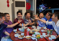 Buổi họp lớp quái gở: Không mất tiền còn được cho đồ cầm về nhưng tôi “cạch” tới già không bao giờ đi lần nữa