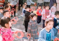 Xem ảnh tập thể lớp của con, mẹ phát hiện chi tiết lạ, vội yêu cầu cô giáo giải thích rõ ràng, nếu không sẽ chuyển trường ngay