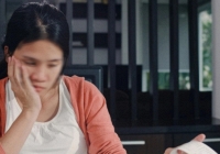Thao thức cả đêm vì món quà chồng tặng nhưng khi đọc được dòng tin nhắn trong điện thoại của anh thì tim tôi vỡ vụn