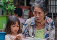 Nghe mẹ chồng mách tội con gái và câu nói đùa của bà mà tôi ức vô cùng, muốn về đón con ngay lập tức