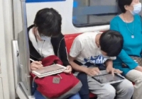 Bức ảnh chụp lén trên tàu gây tranh cãi dữ dội: Nữ sinh bên trái từ được khen 'chăm học' bỗng nhận đủ lời chê trách