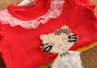 Thấy cô giáo cắt rách chiếc áo mới của con, mẹ định đòi bồi thường, nghe lời giải thích xong vội cảm ơn cô rối rít