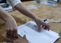 Vì không có hôn thú nên mẹ chồng bao che con trai ngoại tình, tôi ném thứ này lên bàn trước mặt cả nhà chồng khiến bà phải nín lặng