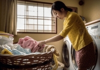 Hôn nhân đang hạnh phúc, vợ đột nhiên tìm được bọc lạ trong phòng ngủ, thứ bên trong phơi bày bí mật cách đây 17 năm