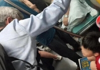 Nhìn hành động 'lạ' của đứa trẻ trên tàu điện ngầm, vị giáo sư đại học nổi tiếng cảm thán: Tôi thật sự phải học hỏi cháu bé này!