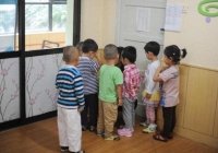 Cô giáo gửi loạt ảnh của học sinh, phụ huynh đang háo hức thì phát hiện 1 tấm ảnh 'bất thường': Ai nấy đều tức giận
