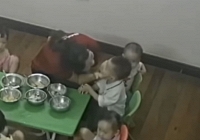 Đoạn clip chỉ hơn 30 giây nhưng khiến mọi bậc phụ huynh xuýt xoa: “Thật may mắn khi con gặp được cô giáo như vậy”!