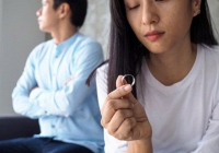 Ngày làm thủ tục ly hôn, em trai gọi điện hồ hởi hỏi một câu khiến tôi vội vàng xé đơn rồi xin chồng quay lại