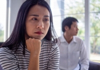 Đêm tân hôn, nhìn thấy mẩu giấy trong phòng bì mừng cưới ở đầu gường, tôi nổi giận bỏ về nhà ngay lập tức