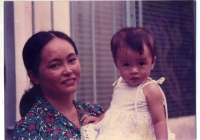 Bé gái chụp ảnh cùng mẹ gây chú ý: Từng bán nước mía giờ làm dâu hào môn, học vấn đáng ngưỡng mộ mà dạy con cũng giỏi