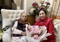 Hội Nữ trí thức Hà Nội thăm và chúc mừng nguyên Phó Chủ tịch nước Nguyễn Thị Bình nhân ngày Quốc tế Phụ nữ 8/3