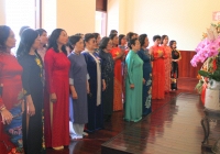  Nữ trí thức Việt Nam tưởng nhớ Bác Hồ tại Bến Nhà Rồng