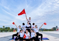 Nhiều nhóm nữ yoga chào mừng Quốc khánh bằng hình ảnh nghệ thuật cùng Quốc kỳ.