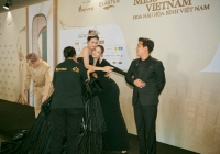 Phát La cúi người chỉnh váy cho Thiên Ân trên thảm đỏ, hành động tinh tế ngầm công khai chuyện hẹn hò?