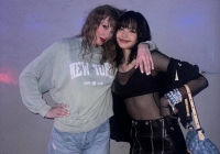 HOT: Lisa xả ảnh ôm Taylor Swift cực thân thiết tại hậu trường The Eras Tour, nhìn 'Rắn Chúa' mồ hôi nhễ nhại mà thương!