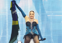 Chạy trốn vì sợ cướp rượt đuổi, fan nữ qua đời khi sang Brazil xem concert 1,6 triệu người của Madonna 