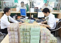 Tiền gửi của người dân tăng trưởng 'èo uột', dòng tiền đổ vào chứng khoán