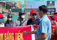 Hàng trăm khách hàng mua căn hộ tại dự án Roxana Plaza tiếp tục căng băng rôn