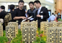 Nhiều nhà đầu tư, môi giới bất động sản từ các nơi đổ xô đến xem đất, mua đất, đẩy giá lên cao