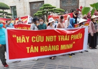 Nhiều nhà đầu tư bức xúc đã tập trung căng băng rôn ở khắp nơi như Bộ Tài chính, Ủy ban Chứng khoán nhà nước, trụ sở Tân Hoàng Minh kêu cứu, đòi tiền