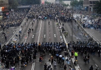 Hong Kong ngập trong khói bụi và hơi cay