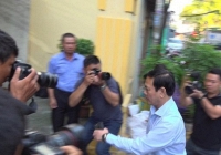 Nguyễn Hữu Linh chui trong nhà vệ sinh chốt cửa khi đến tòa
