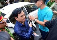Bị can Nguyễn Hữu Linh đến tòa bằng ô tô hạng sang