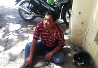 Người đàn ông ngồi suốt 3 giờ bên vệ đường vì bị xe tang đâm trúng