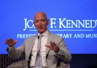 Tỷ phú Jeff Bezos: Tôi chi hàng tỷ USD vào vũ trụ vì chúng ta đang hủy hoại Trái Đất