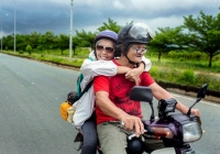 Đôi vợ chồng già dắt nhau đi khắp nước Việt