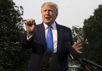 Ông Trump đề nghị thả bom hạt nhân thổi bay siêu bão ập vào Mỹ