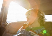 Tại sao không nên để trẻ em ở lại một mình trong xe hơi quá lâu?