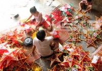 Lồng đèn ông sao đắt hàng, làm không kịp bán