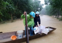 Người dân Hương Khê sống trong nước lũ