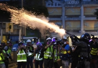 Người biểu tình ném bom xăng vào cảnh sát Hong Kong