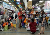 Trang phục hóa trang Halloween hút người mua tại các siêu thị
