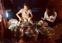 Chè 'Đèn Dầu' 5.000 đồng vẫn sáng đèn suốt hơn 40 năm trên vỉa hè Sài Gòn