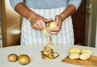 Trái cây nào không nên gọt vỏ khi ăn, rau củ quả nào cần bỏ vỏ khi chế biến?