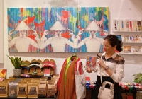 Không nổi giận vì bị xâm phạm hình ảnh, Lệ Quyên mua trọn bộ hàng lưu niệm in hình mình tại Hội An