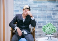 NSƯT Kim Xuân lên tiếng chỉ trích bố mẹ trẻ cho con “cắm đầu” vào điện thoại