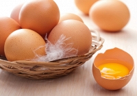 Cách phân biệt trứng gà thật và giả