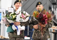 Hàng nghìn fan hâm mộ chào đón Taeyang, Daesung xuất ngũ bất chấp cái lạnh 1,3 độ C