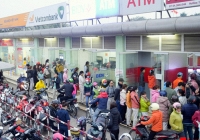 Hàng loạt ATM 'nghỉ Tết' sớm, người dân chạy 'thục mạng' khắp nơi chờ rút tiền