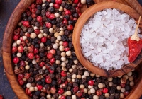 Giá tiêu thế giới lao dốc, trong nước vẫn bất động