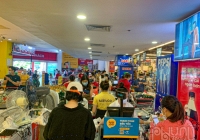 Người dân Hà Nội đổ xô đi mua lương thực trong ngày đầu tiên thực hiện giãn cách xã hội 